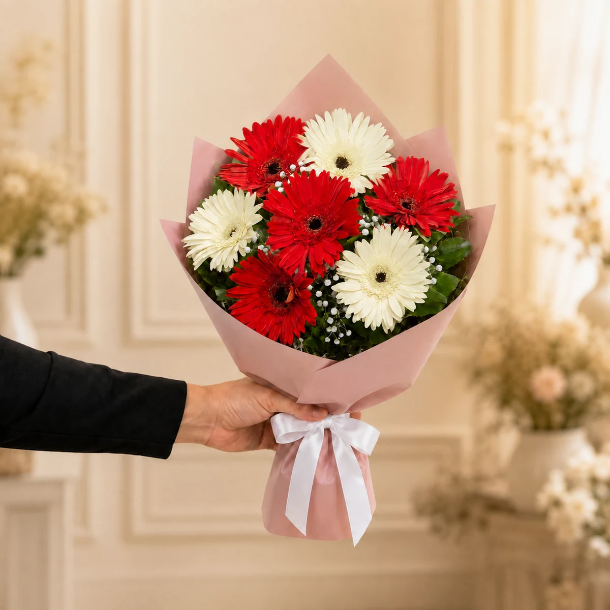 4 Kırmızı ve 3 Beyaz Gerbera Buketi - Pudra Pembe Ambalaj