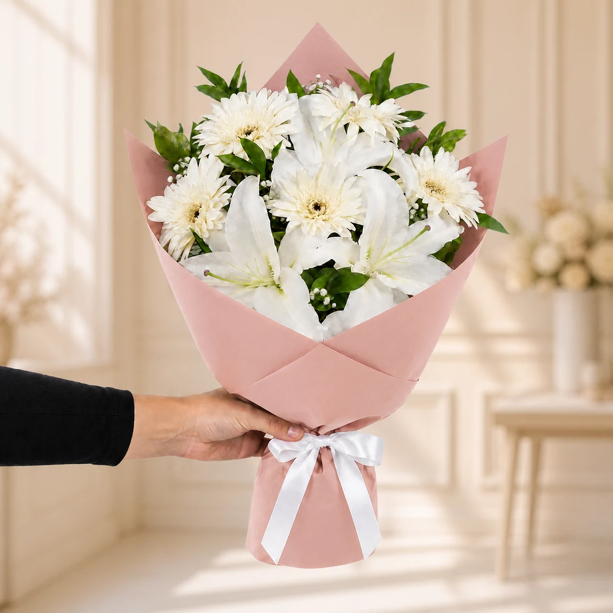 2 Dal Beyaz Lilyum ve 5 Beyaz Gerbera Buketi - Pudra Pembe Ambalaj