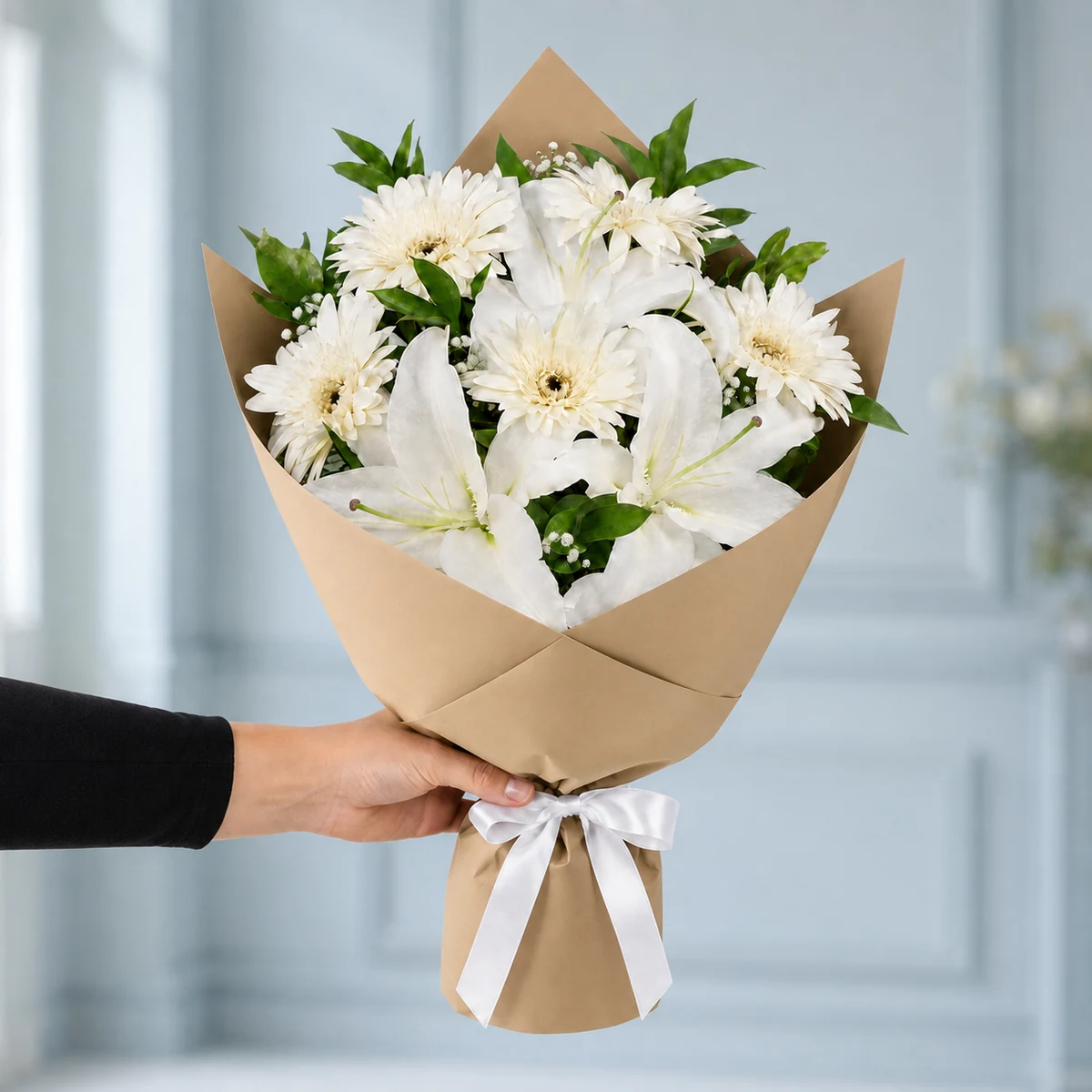 2 Dal Beyaz Lilyum ve 5 Beyaz Gerbera Buketi - Şampanya Gold Ambalaj