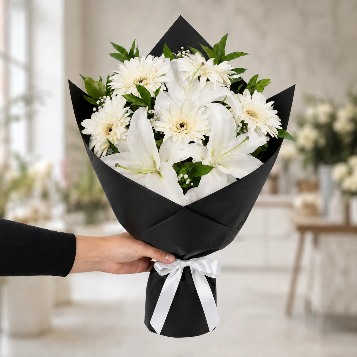 2 Dal Beyaz Lilyum ve 5 Beyaz Gerbera Buketi - Siyah Ambalaj