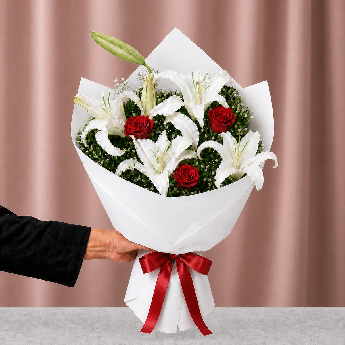 3 Dal Beyaz Lilyum ve 3 Kırmızı Gül Buketi - Beyaz Ambalaj