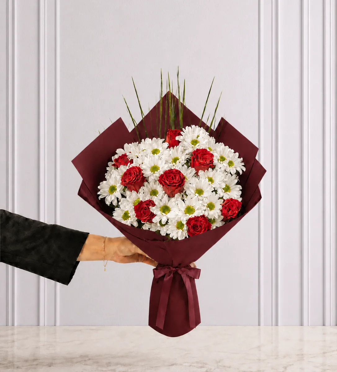 Papatya Gül Buketi - 8 Kırmızı Gül ve Papatya Buketi - Bordo Ambalaj