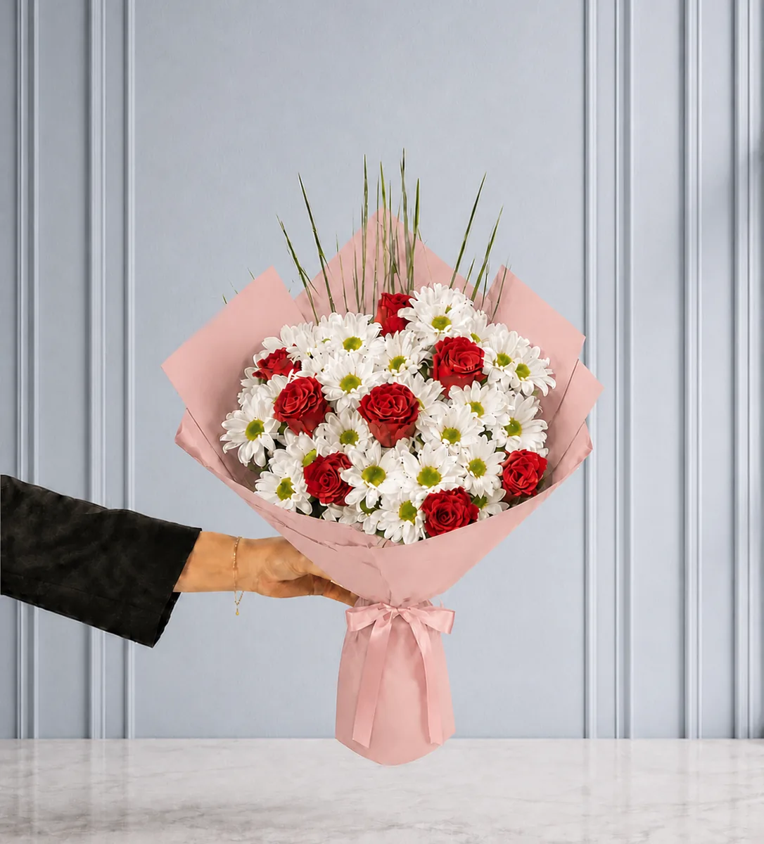 Papatya Gül Buketi - 8 Kırmızı Gül ve Papatya Buketi - Pembe Ambalaj